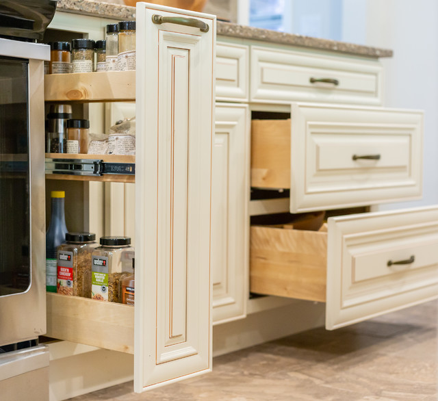 French Provincial Kitchen in Arlington Heights Klassisch modern Küche Chicago von