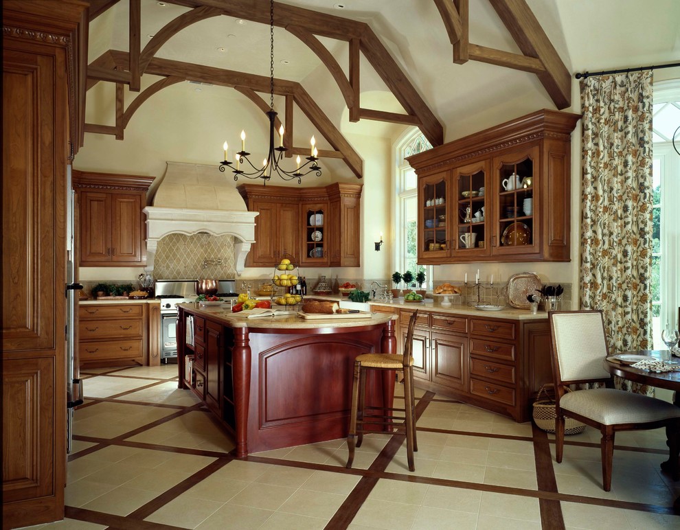 Inspiration för klassiska kök och matrum, med luckor med glaspanel, skåp i mellenmörkt trä, beige stänkskydd, en köksö och flerfärgat golv