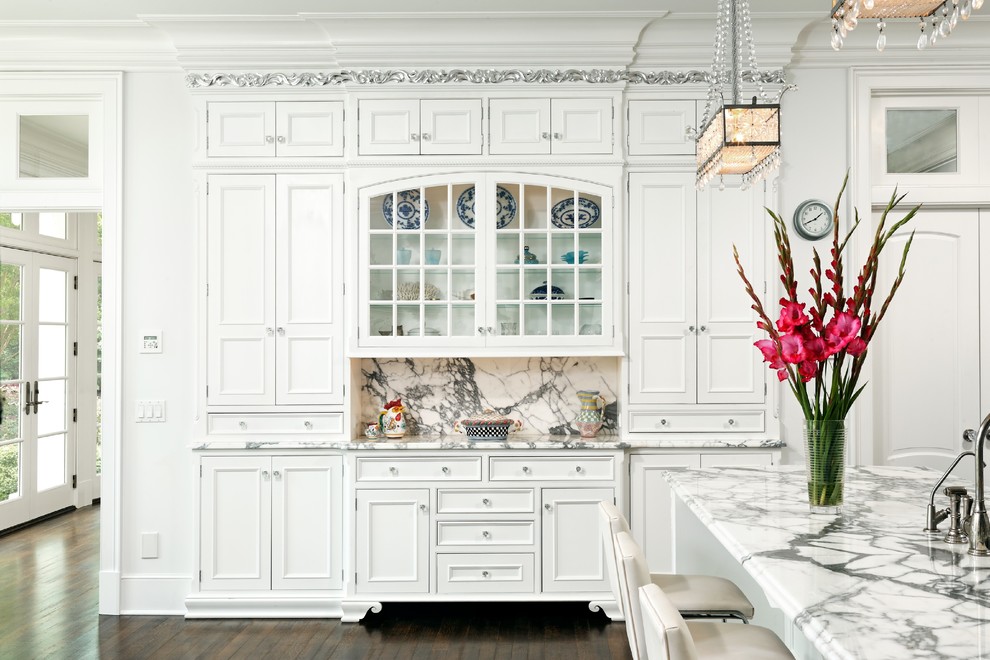 Klassische Küche mit Kassettenfronten, Marmor-Arbeitsplatte, weißen Schränken und grauer Arbeitsplatte in Washington, D.C.