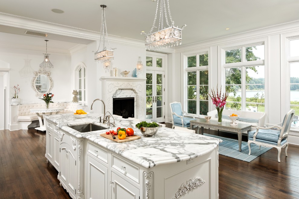 Foto de cocina clásica con encimera de mármol, armarios con rebordes decorativos y puertas de armario blancas