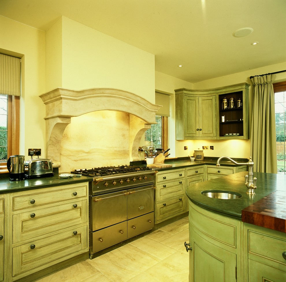Inredning av ett klassiskt mellanstort kök, med en nedsänkt diskho, skåp i shakerstil, skåp i slitet trä, granitbänkskiva, rostfria vitvaror, marmorgolv och en köksö