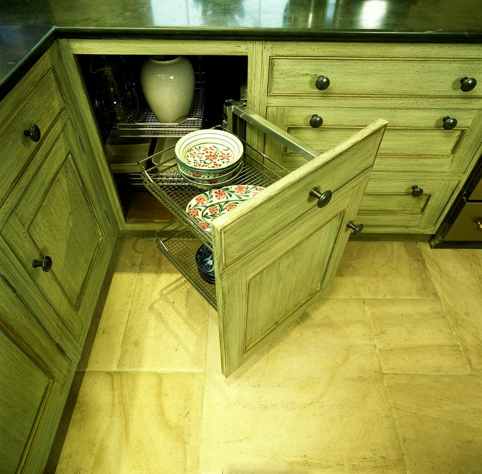 Immagine di una cucina chic di medie dimensioni con lavello da incasso, ante in stile shaker, ante con finitura invecchiata, top in granito, elettrodomestici in acciaio inossidabile e pavimento in marmo