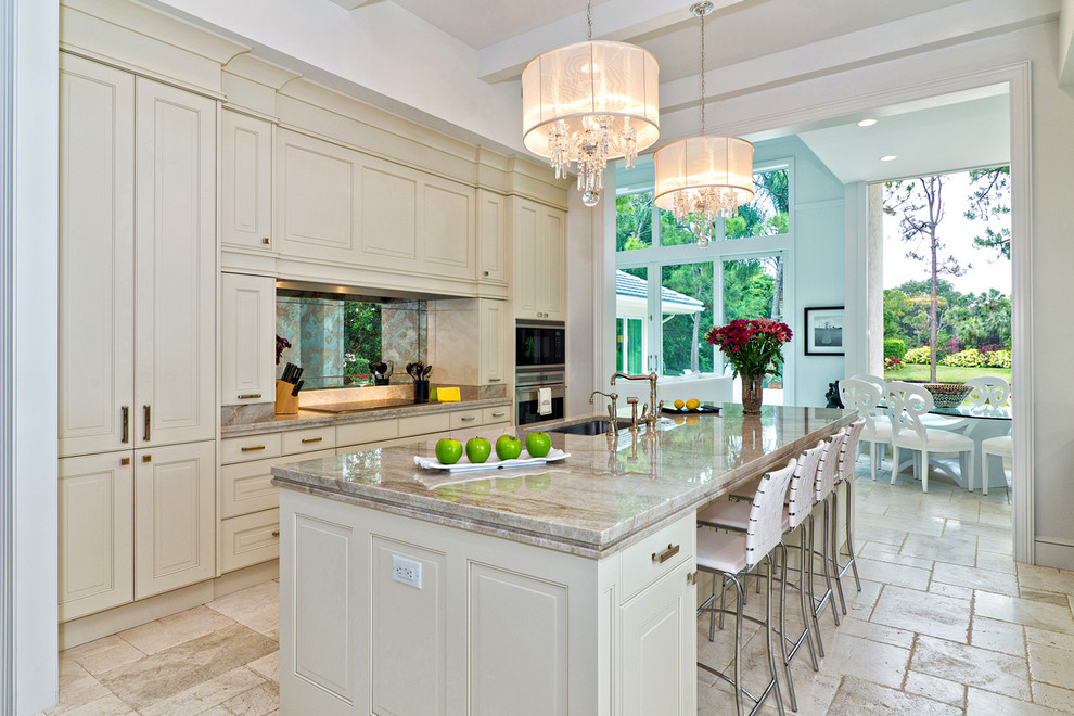 Foto di una cucina chic con lavello sottopiano, ante con bugna sagomata, ante beige, paraspruzzi a effetto metallico e paraspruzzi con piastrelle di metallo