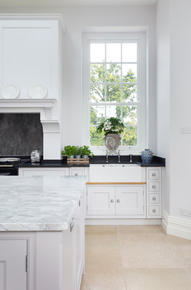 Inspiration for a large timeless eat-in kitchen remodel in Hampshire