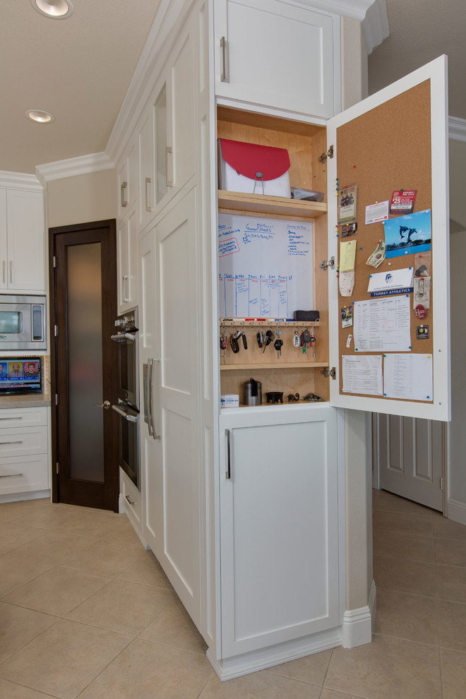 Exempel på ett mellanstort klassiskt kök, med en undermonterad diskho, luckor med infälld panel, vita skåp, bänkskiva i kvartsit, rostfria vitvaror, klinkergolv i porslin och en köksö