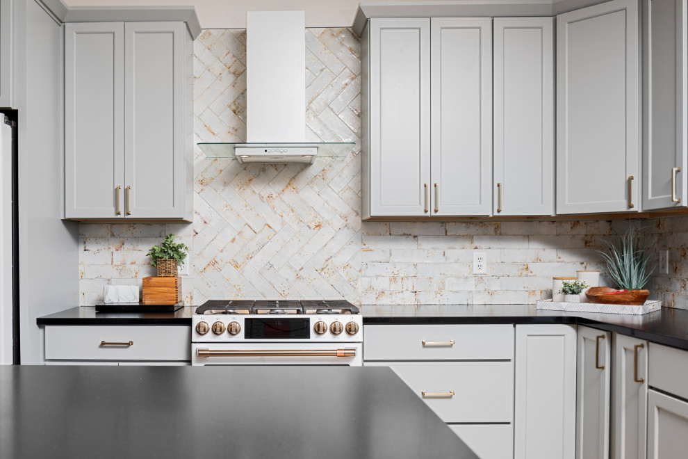 Exempel på ett lantligt svart svart kök och matrum, med en undermonterad diskho, skåp i shakerstil, blå skåp, bänkskiva i kvarts, gult stänkskydd, stänkskydd i porslinskakel, vita vitvaror, mellanmörkt trägolv, en köksö och brunt golv