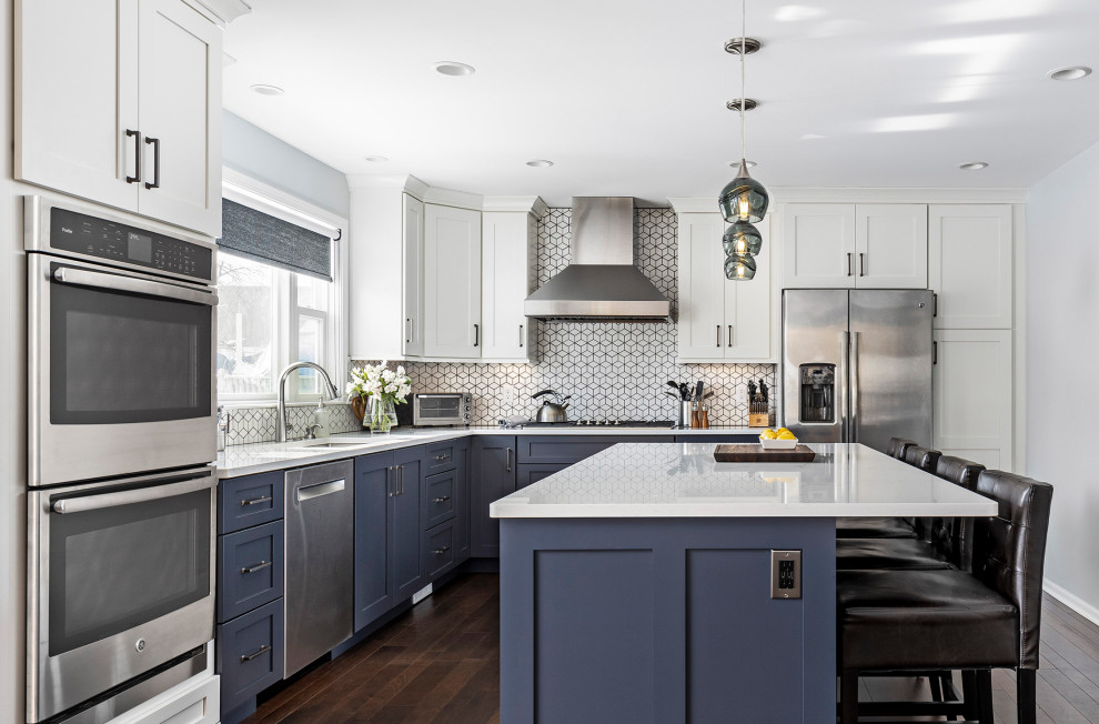 Immagine di una cucina classica con ante blu, paraspruzzi bianco, paraspruzzi con piastrelle in ceramica, elettrodomestici in acciaio inossidabile e top bianco