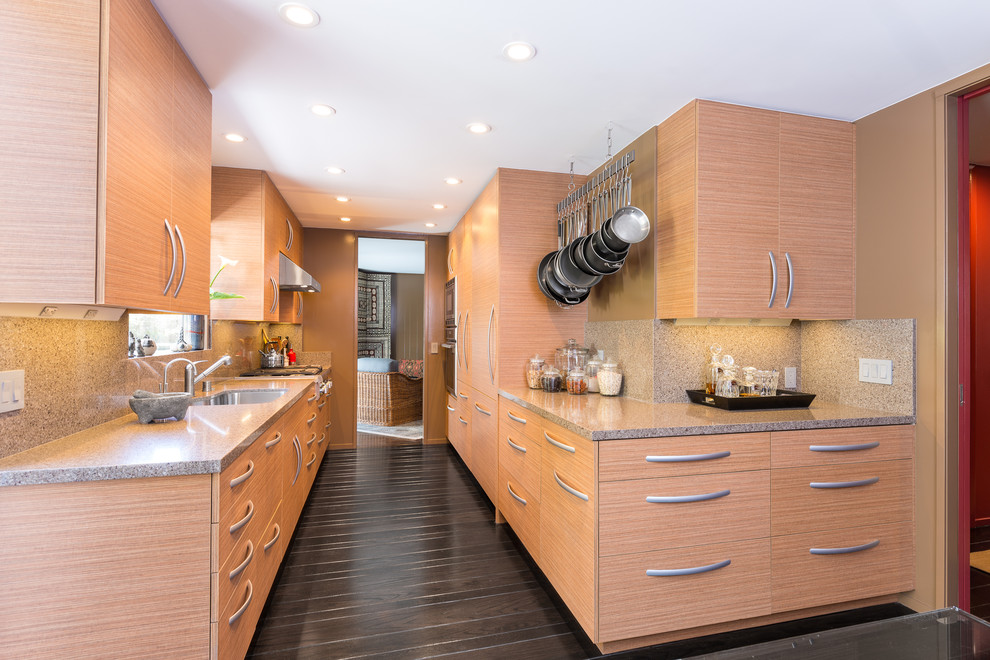 Diseño de cocina rectangular actual con armarios con paneles lisos, salpicadero beige, puertas de armario de madera oscura y electrodomésticos con paneles