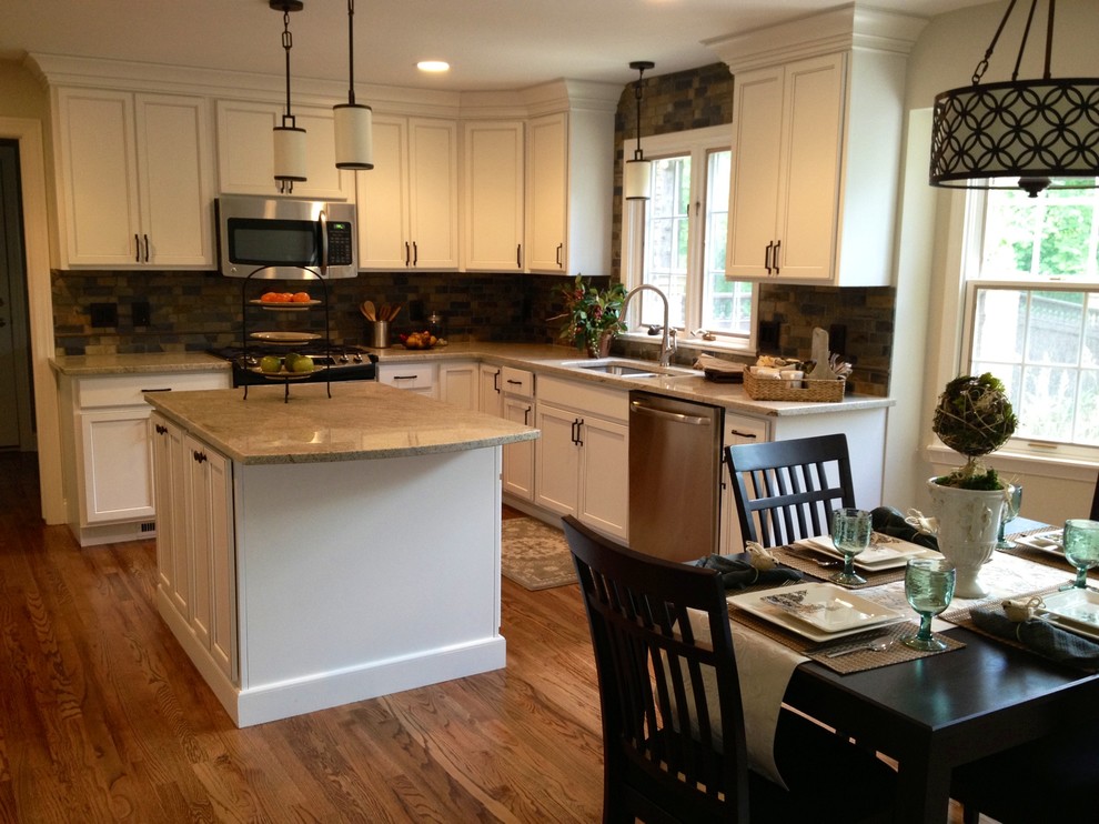Exempel på ett mellanstort klassiskt kök, med en undermonterad diskho, skåp i shakerstil, vita skåp, granitbänkskiva, brunt stänkskydd, stänkskydd i stenkakel, rostfria vitvaror, ljust trägolv och en köksö