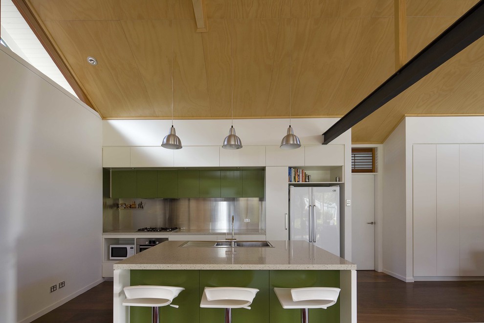 Immagine di una cucina parallela contemporanea in acciaio con lavello da incasso, ante lisce, ante verdi e elettrodomestici bianchi