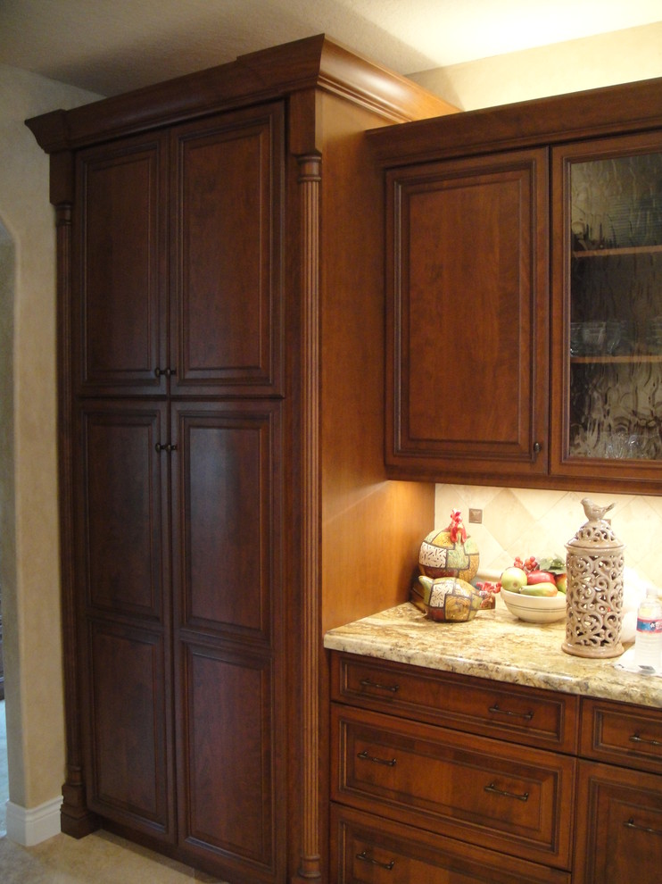Immagine di una cucina chic di medie dimensioni con ante in legno bruno, top in granito e elettrodomestici in acciaio inossidabile