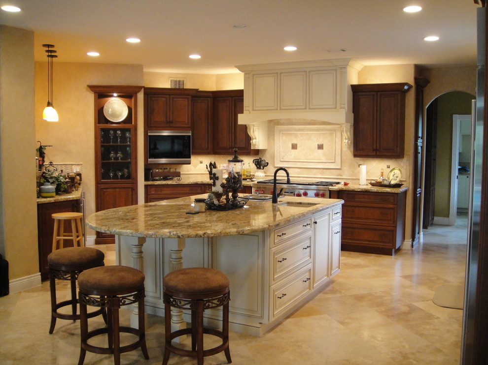 Foto di una cucina classica di medie dimensioni con ante in legno bruno, top in granito e elettrodomestici in acciaio inossidabile
