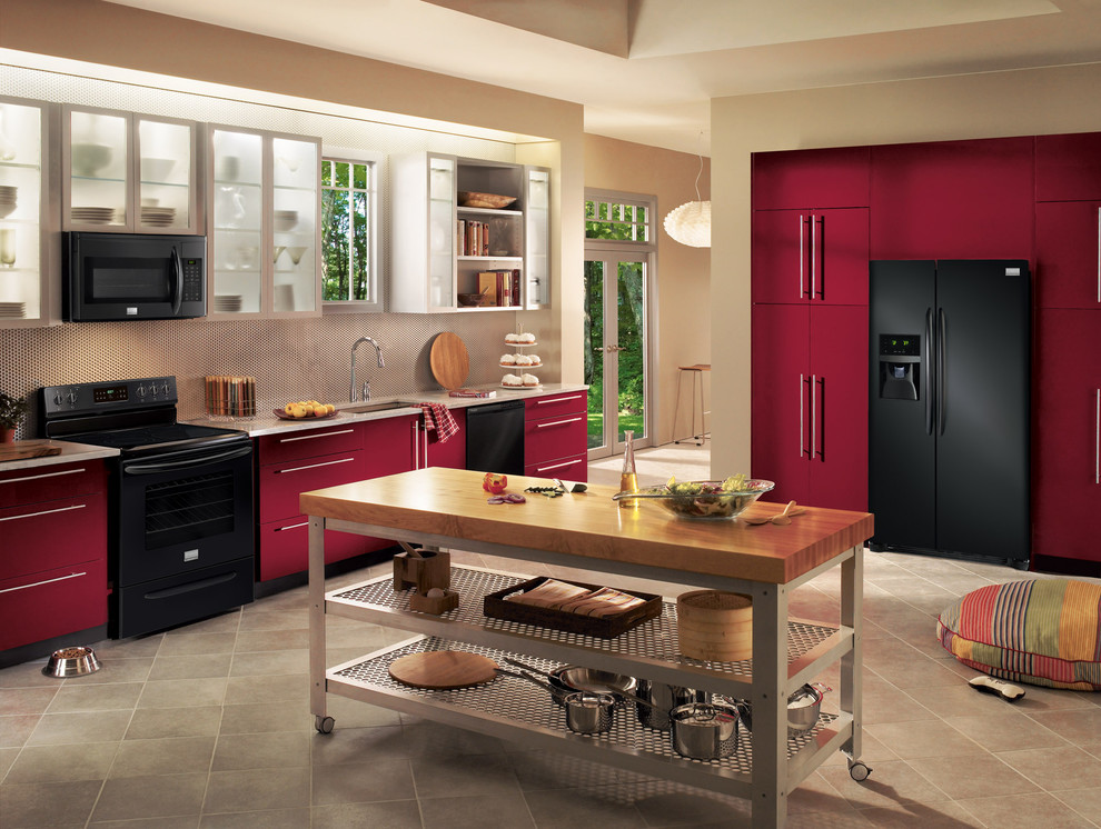 Idéer för ett stort modernt kök, med en undermonterad diskho, släta luckor, röda skåp, marmorbänkskiva, stänkskydd med metallisk yta, stänkskydd i metallkakel, svarta vitvaror, klinkergolv i keramik och en köksö