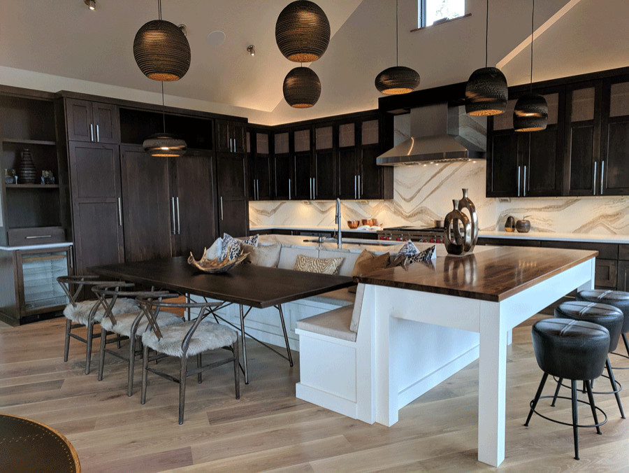 Große Moderne Wohnküche in L-Form mit Schrankfronten im Shaker-Stil, dunklen Holzschränken, Arbeitsplatte aus Holz, Küchenrückwand in Beige, hellem Holzboden, Kücheninsel, beigem Boden und brauner Arbeitsplatte in Denver