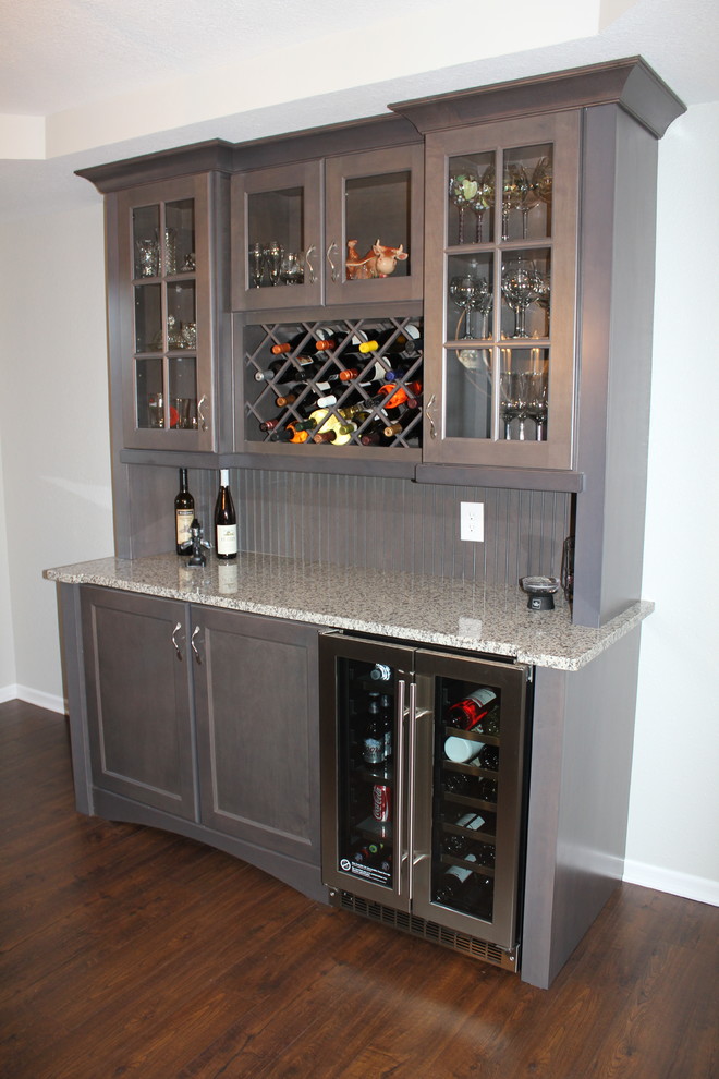 Exempel på ett mellanstort klassiskt linjärt kök och matrum, med en undermonterad diskho, luckor med infälld panel, vita skåp, marmorbänkskiva, gult stänkskydd, stänkskydd i marmor, rostfria vitvaror, mörkt trägolv, en köksö och brunt golv