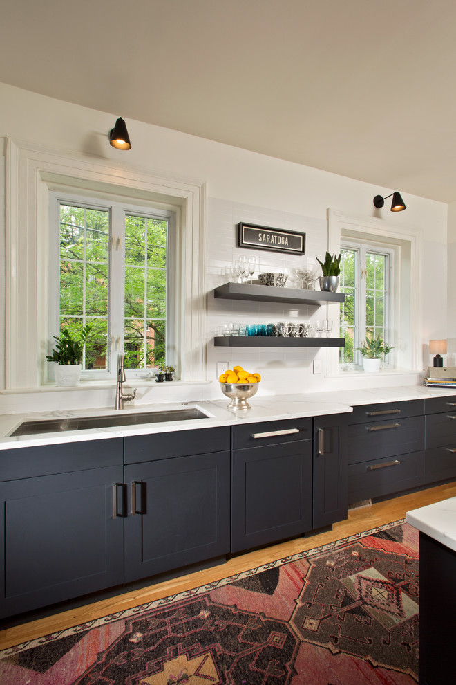 Große Moderne Wohnküche in U-Form mit Schrankfronten im Shaker-Stil, blauen Schränken und Kücheninsel in Boston
