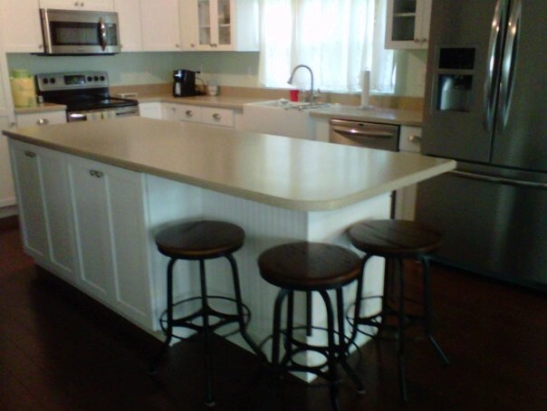 Geschlossene Landhaus Küche in U-Form mit Landhausspüle, Schrankfronten im Shaker-Stil, weißen Schränken, Mineralwerkstoff-Arbeitsplatte und Küchengeräten aus Edelstahl in Tampa