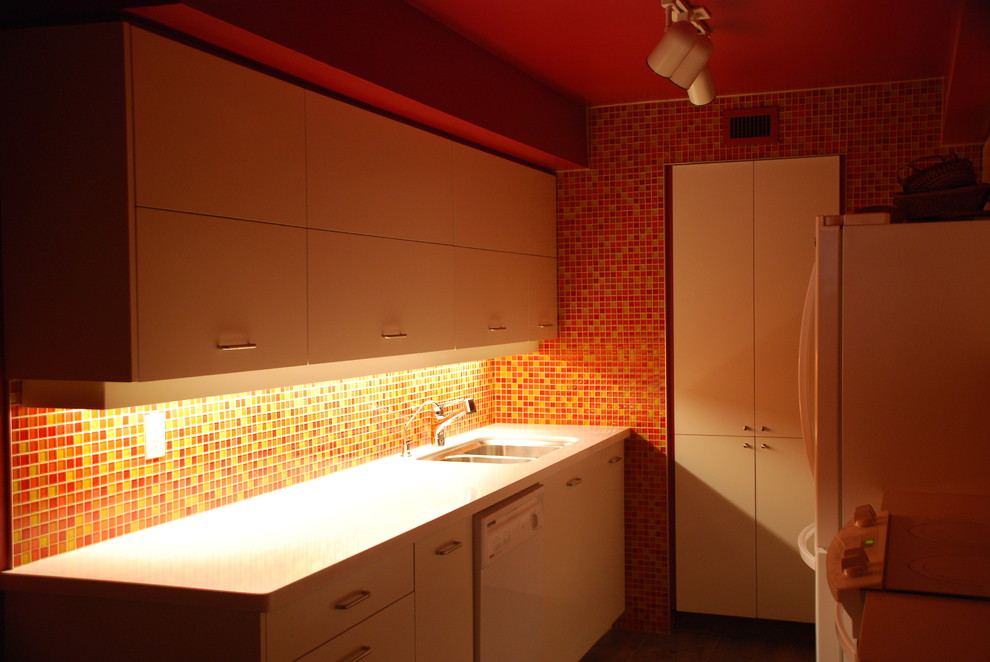Inspiration för ett funkis kök, med stänkskydd i mosaik, vita vitvaror och flerfärgad stänkskydd