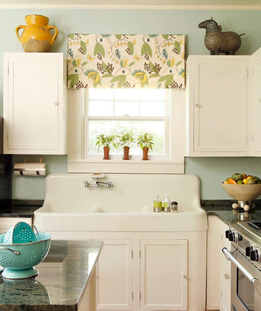 Foto de cocina clásica con fregadero sobremueble, armarios con paneles empotrados, puertas de armario blancas, encimera de granito y electrodomésticos de acero inoxidable