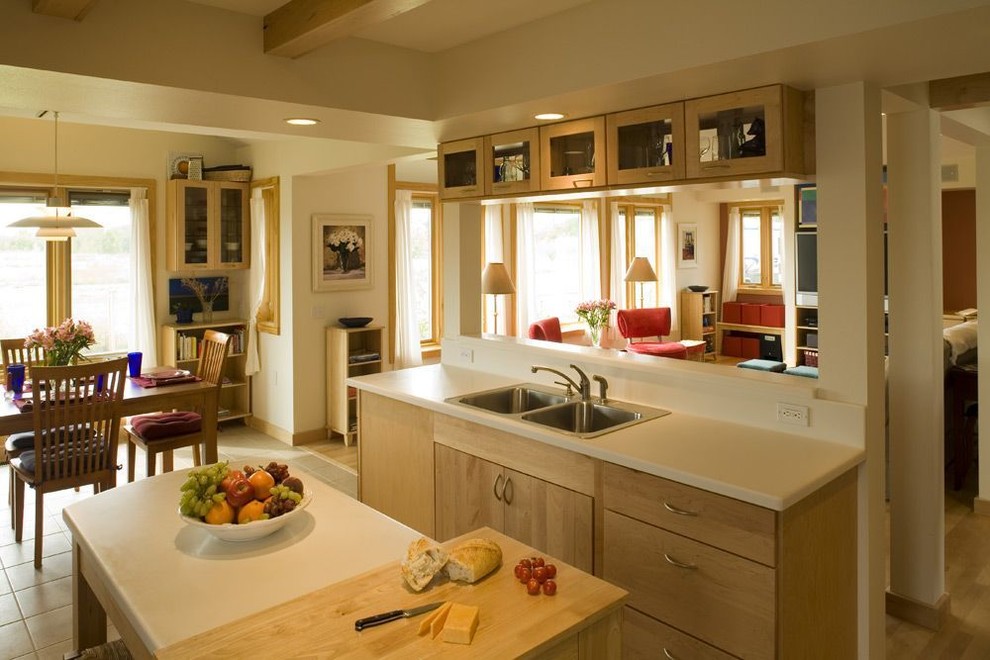 Immagine di una cucina contemporanea di medie dimensioni con lavello a doppia vasca, ante lisce, ante in legno chiaro, top in superficie solida, parquet chiaro e pavimento beige