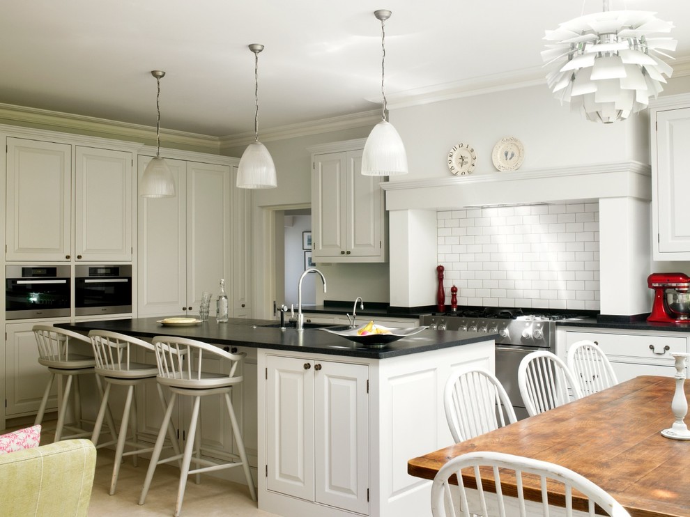 Inspiration for an eat-in kitchen remodel in London