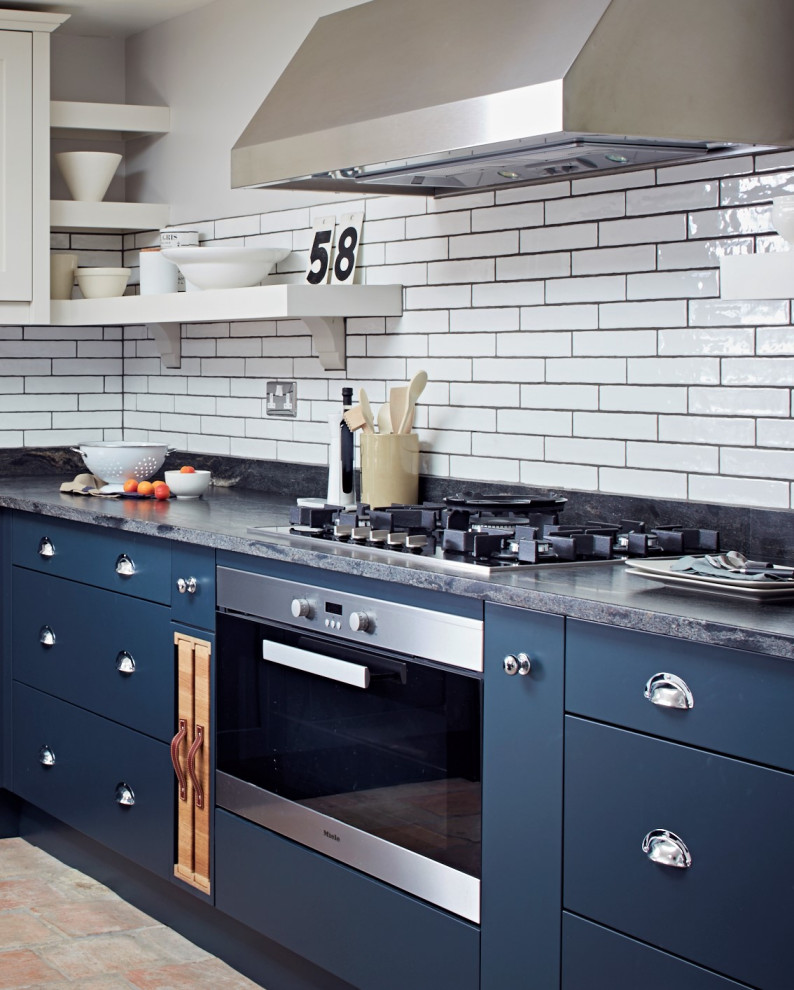 Foto di una cucina moderna di medie dimensioni con ante in stile shaker, ante blu, top in quarzite e top nero