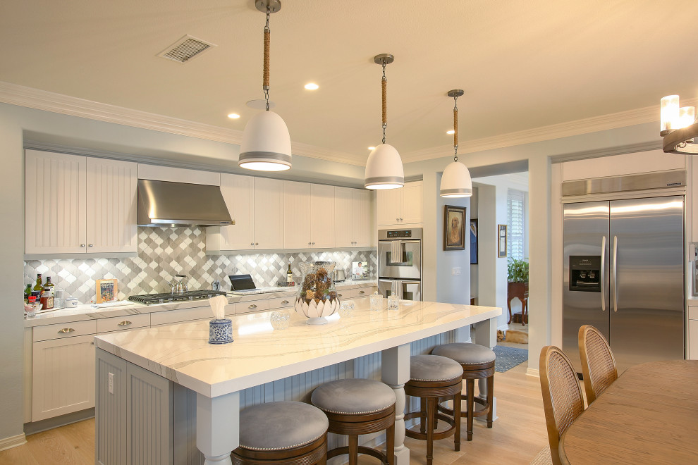 Foto di una grande cucina classica con ante bianche, paraspruzzi grigio, elettrodomestici in acciaio inossidabile, pavimento beige, top grigio e ante con riquadro incassato