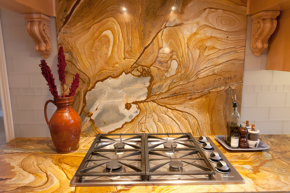 Foto di una cucina classica con top in onice, paraspruzzi bianco, paraspruzzi con piastrelle diamantate e elettrodomestici in acciaio inossidabile