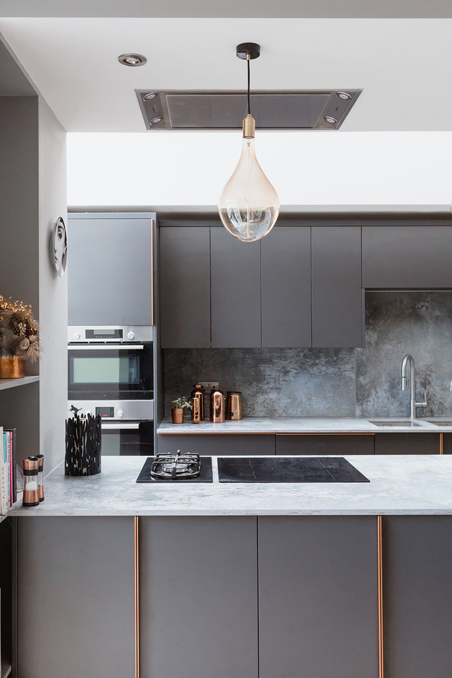 Moderne Küche mit flächenbündigen Schrankfronten, grauen Schränken, Küchenrückwand in Grau und grauer Arbeitsplatte in London