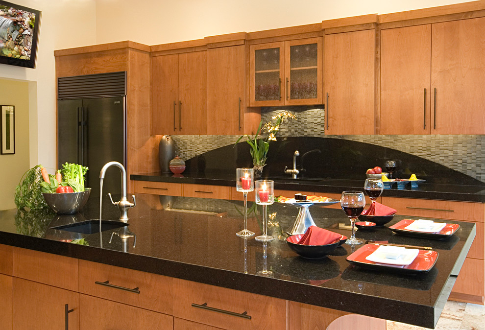 シアトルにある広いコンテンポラリースタイルのおしゃれなキッチン (アンダーカウンターシンク、中間色木目調キャビネット、クオーツストーンカウンター、グレーのキッチンパネル、ガラスタイルのキッチンパネル、シルバーの調理設備、白い床) の写真