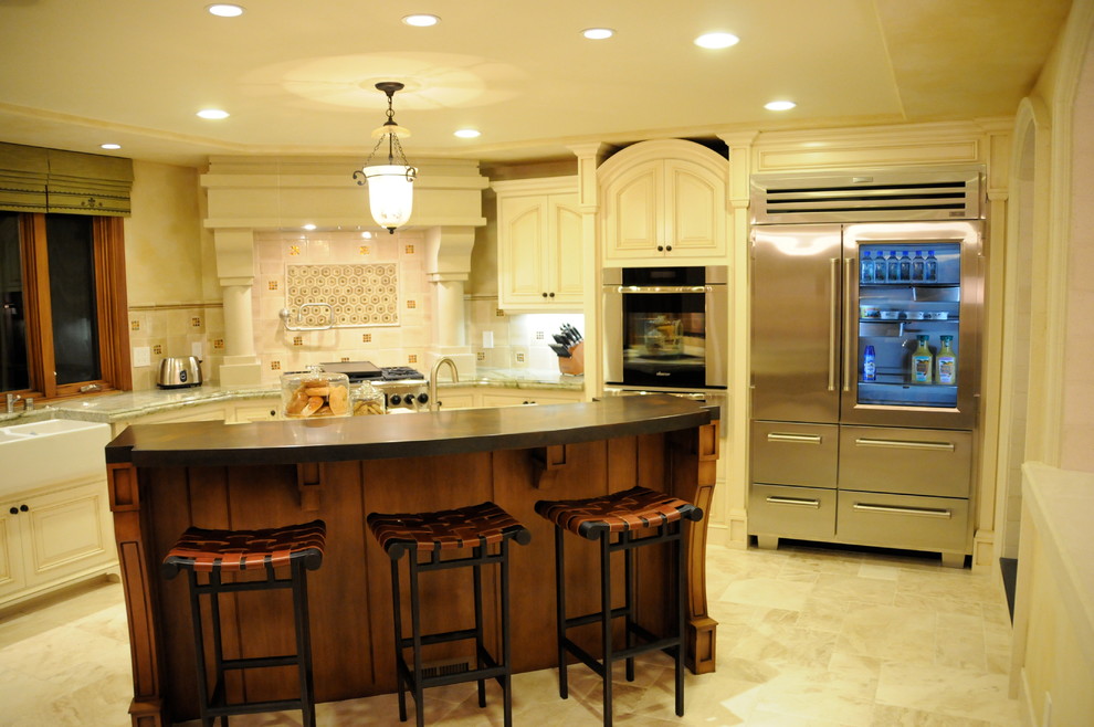 Bild på ett mellanstort vintage kök, med en rustik diskho, luckor med upphöjd panel, vita skåp, flerfärgad stänkskydd, stänkskydd i keramik, rostfria vitvaror, klinkergolv i keramik och en köksö