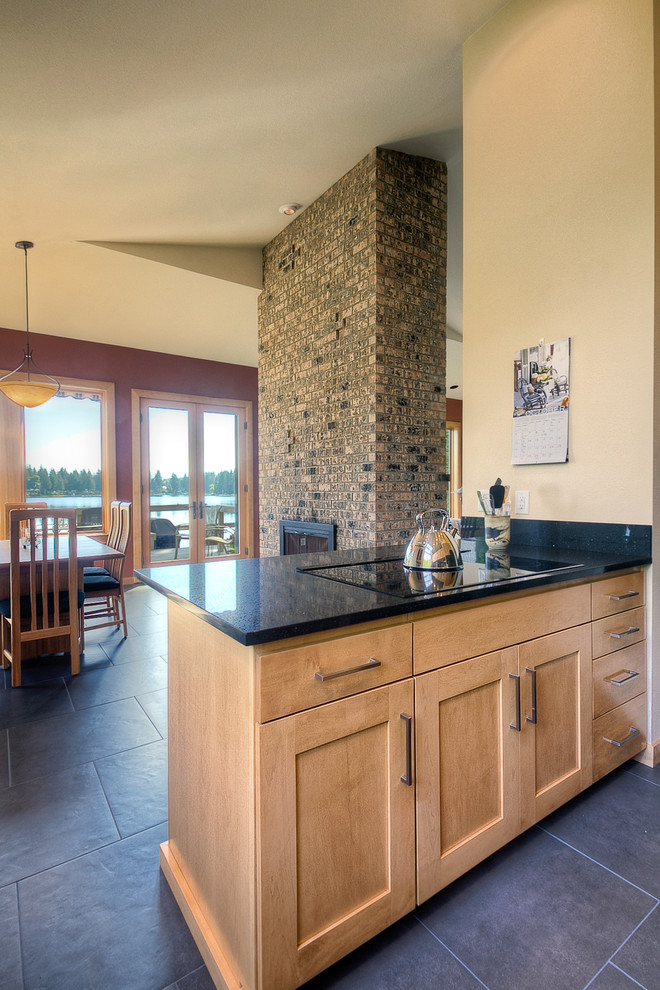 Foto di una grande cucina design con lavello sottopiano, ante in stile shaker, ante in legno scuro, top in quarzite, elettrodomestici neri e pavimento in ardesia