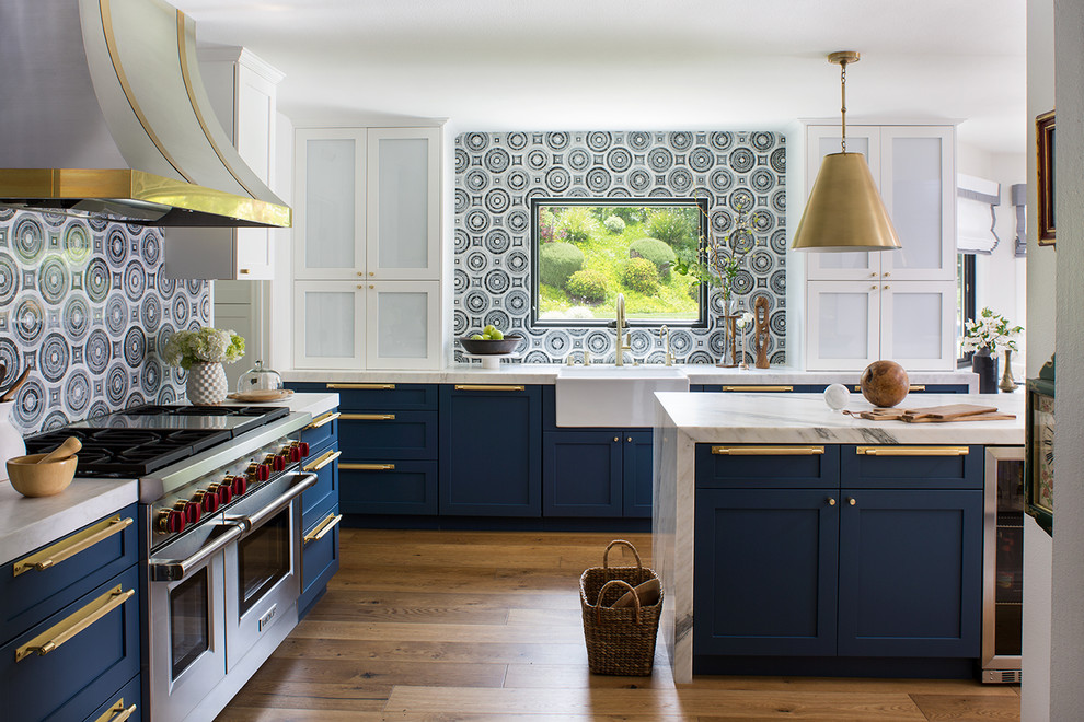Klassisk inredning av ett stort grå grått kök, med skåp i shakerstil, blå skåp, marmorbänkskiva, flerfärgad stänkskydd, en köksö, brunt golv, en rustik diskho, stänkskydd i keramik, integrerade vitvaror och mellanmörkt trägolv