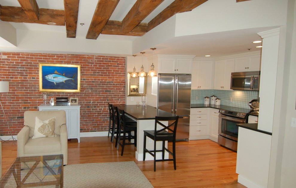 Example of a classic kitchen design in Boston