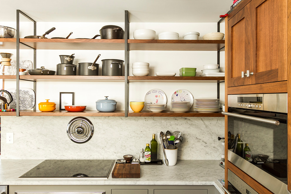 Eklektisk inredning av ett litet kök, med en undermonterad diskho, skåp i shakerstil, grå skåp, marmorbänkskiva, stänkskydd i marmor, rostfria vitvaror, mörkt trägolv och brunt golv