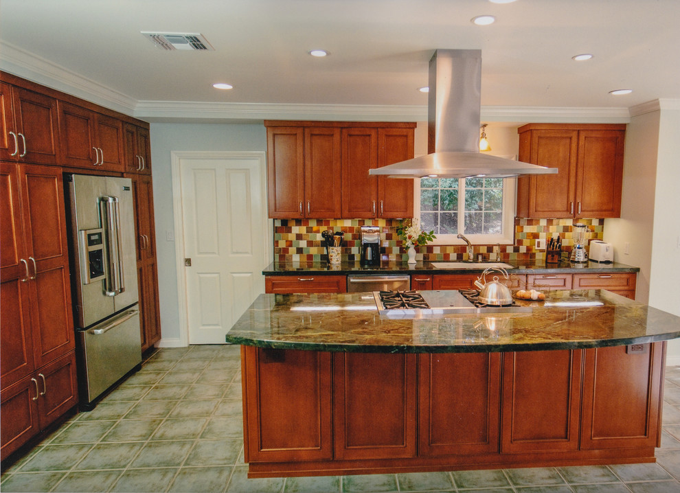 Bild på ett mellanstort eklektiskt kök, med en rustik diskho, luckor med upphöjd panel, skåp i mellenmörkt trä, marmorbänkskiva, svart stänkskydd, stänkskydd i mosaik, rostfria vitvaror, ljust trägolv och en köksö