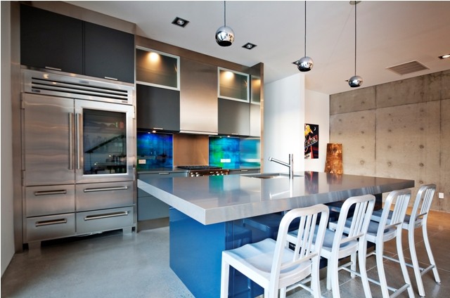 Foto di una cucina abitabile design con lavello a vasca singola, ante lisce, ante blu, top in quarzite, paraspruzzi blu, paraspruzzi con lastra di vetro e elettrodomestici in acciaio inossidabile