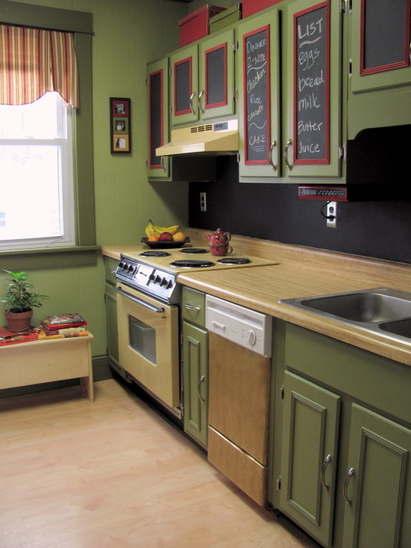 ボストンにある低価格の小さなトラディショナルスタイルのおしゃれなキッチン (ドロップインシンク、フラットパネル扉のキャビネット、緑のキャビネット、ラミネートカウンター、黒いキッチンパネル、カラー調理設備、ラミネートの床、アイランドなし、ベージュの床、茶色いキッチンカウンター) の写真