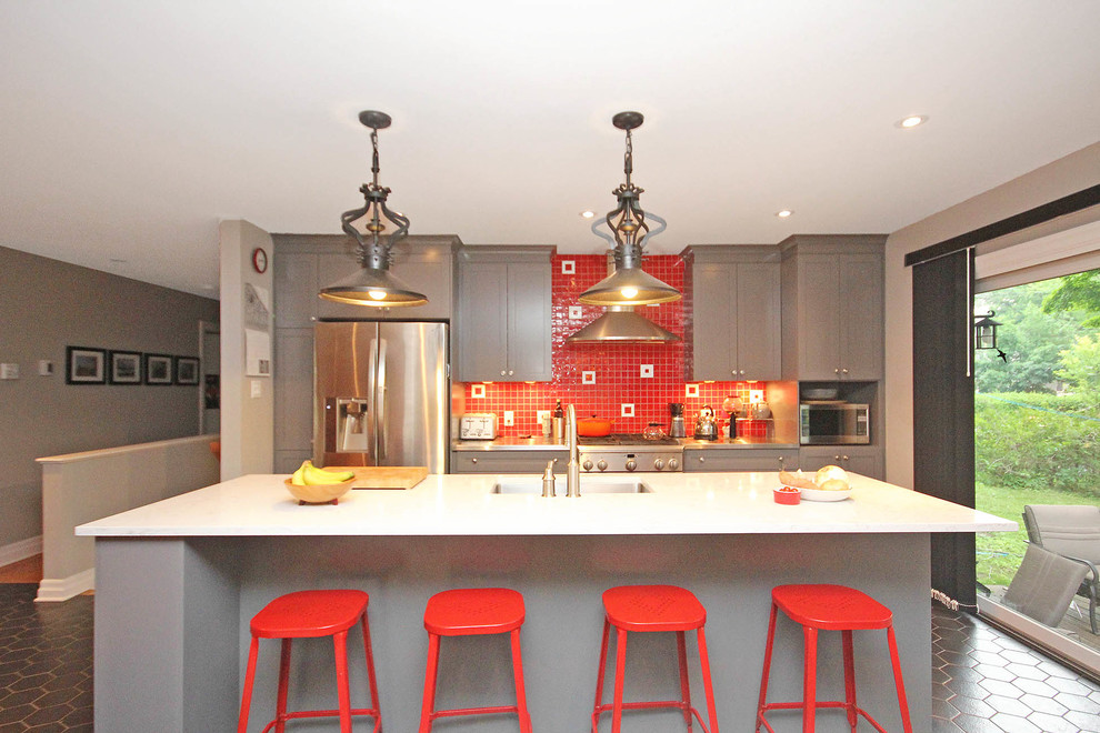Bild på ett mellanstort eklektiskt kök, med en undermonterad diskho, luckor med infälld panel, grå skåp, bänkskiva i kvarts, rött stänkskydd, stänkskydd i keramik, rostfria vitvaror, klinkergolv i keramik och en köksö