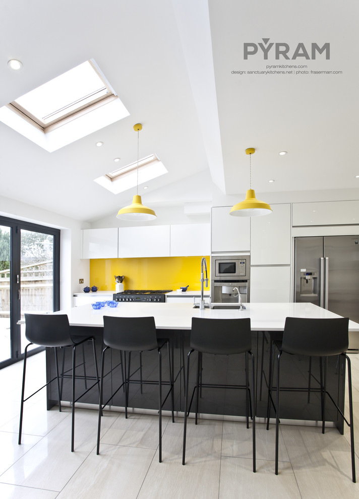 Inspiration for a contemporary kitchen remodel in Surrey