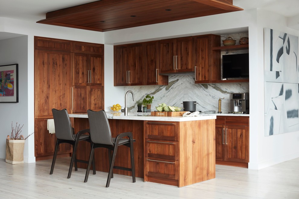 Exemple d'une cuisine encastrable tendance en bois brun avec un placard avec porte à panneau encastré, une crédence multicolore, une crédence en dalle de pierre, parquet clair, îlot, un sol beige et un plan de travail multicolore.