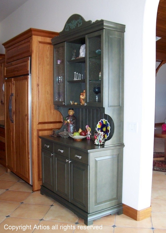 オーランドにあるトラディショナルスタイルのおしゃれなキッチン (レイズドパネル扉のキャビネット、緑のキャビネット、木材カウンター) の写真