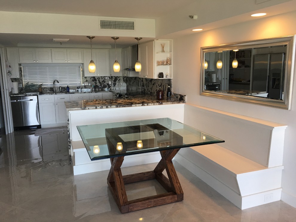 Modern inredning av ett mellanstort kök, med en enkel diskho, skåp i shakerstil, vita skåp, marmorbänkskiva, grått stänkskydd, rostfria vitvaror, marmorgolv och en halv köksö