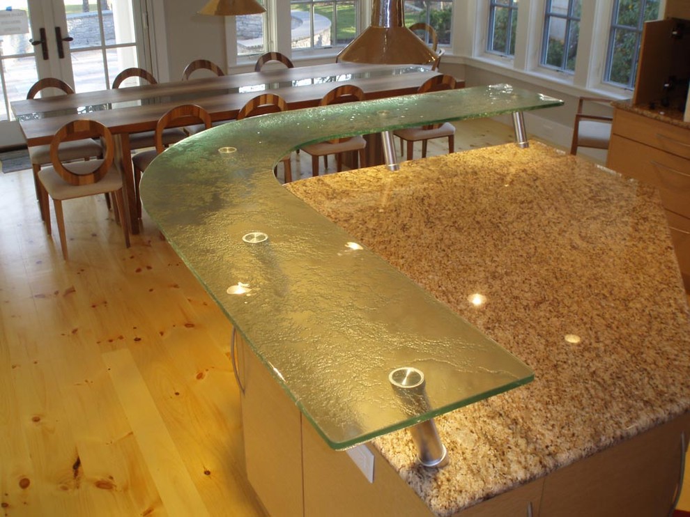 Пример оригинального дизайна: п-образная кухня с обеденным столом, врезной мойкой и стеклянной столешницей