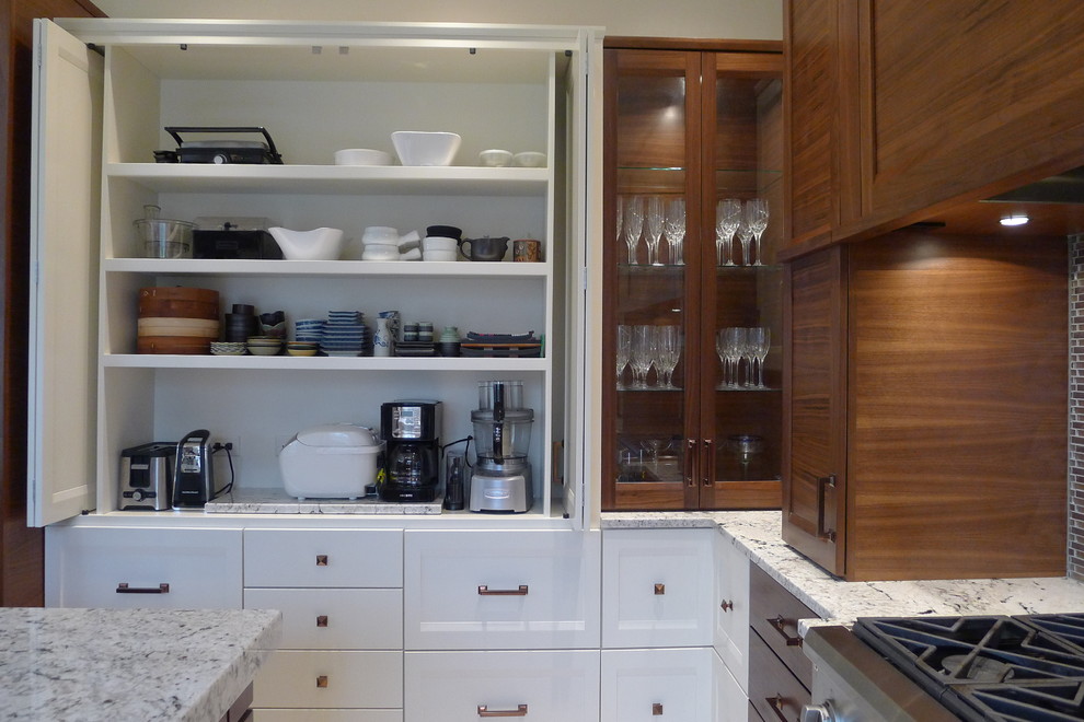 Ejemplo de cocina contemporánea con encimera de granito, puertas de armario blancas y fregadero bajoencimera