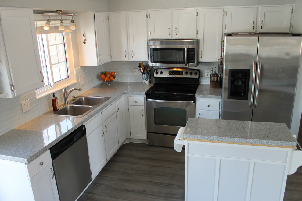 Immagine di una cucina costiera di medie dimensioni con ante in stile shaker, ante bianche, top in granito, paraspruzzi bianco e top multicolore