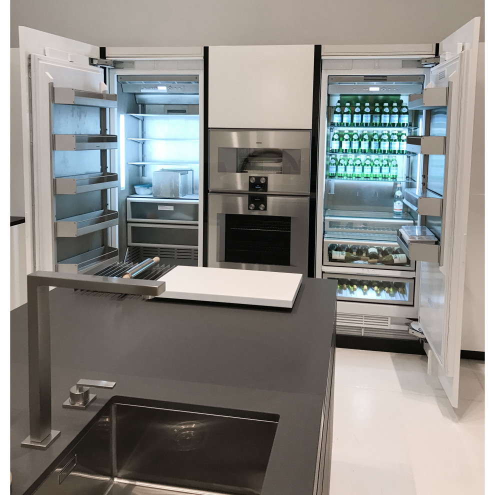 Immagine di una cucina moderna di medie dimensioni con lavello sottopiano, top in quarzite e top grigio