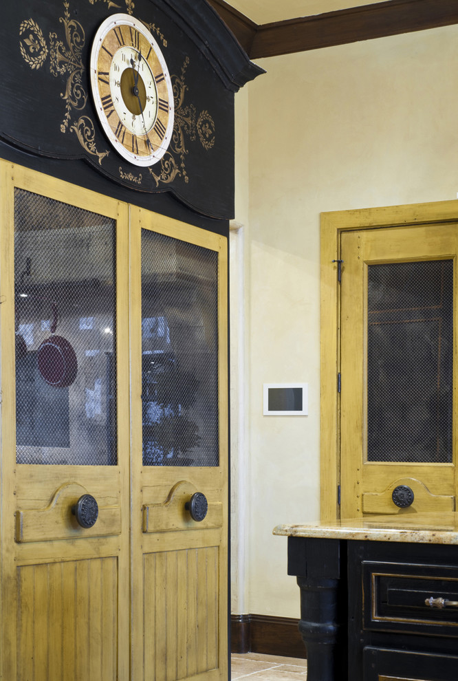 Cette image montre une cuisine style shabby chic avec un placard à porte vitrée et des portes de placard jaunes.