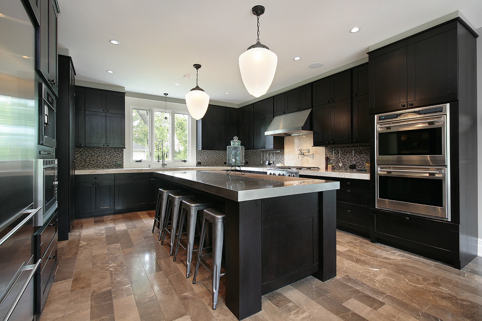 Idéer för ett stort modernt grå kök, med en undermonterad diskho, rostfria vitvaror, en köksö, svarta skåp, bänkskiva i rostfritt stål, glaspanel som stänkskydd, marmorgolv, flerfärgat golv, skåp i shakerstil och flerfärgad stänkskydd