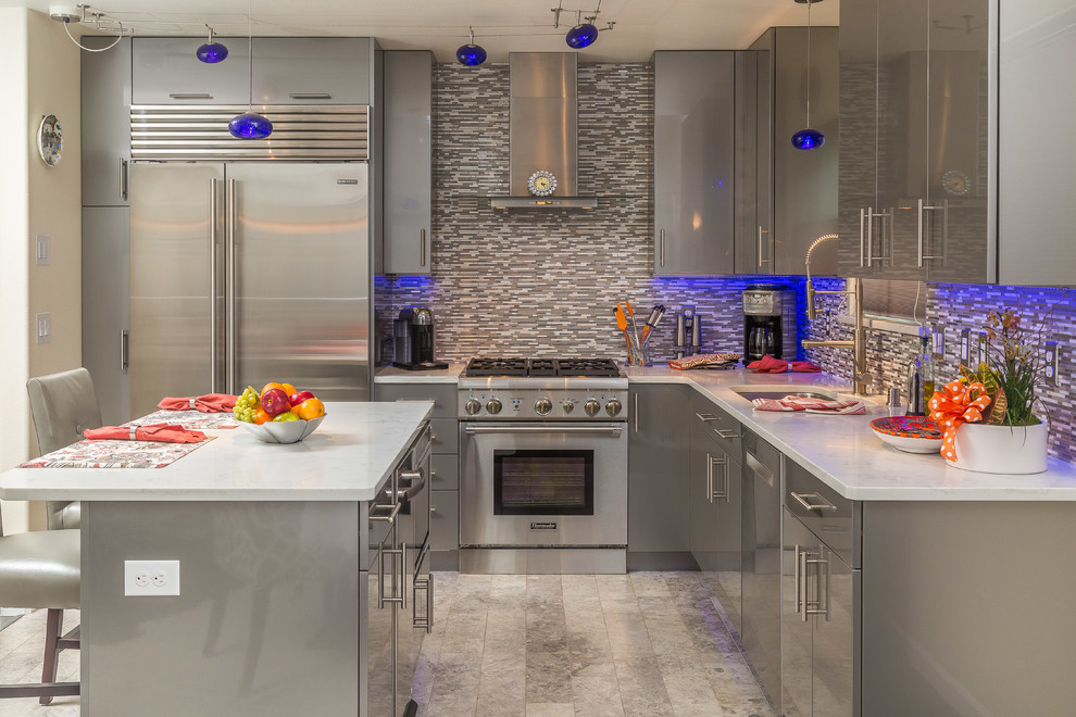 Modern inredning av ett litet kök, med en undermonterad diskho, släta luckor, grå skåp, kaklad bänkskiva, flerfärgad stänkskydd, stänkskydd i mosaik, rostfria vitvaror, klinkergolv i porslin och en köksö